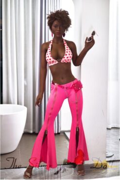 Rachel in pantaloni rosa con cerniera