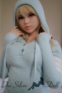 Phoebe en robe bleue à capuche