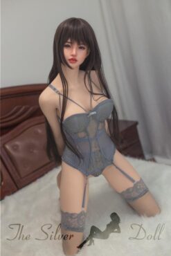Kasumi en lingerie grise