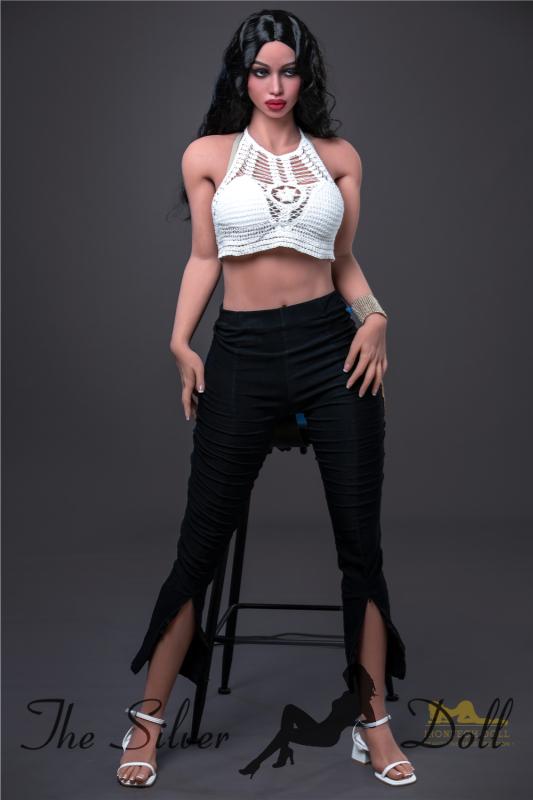 Lola avec de longs cheveux noirs