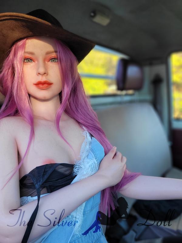 Queen sur son pick-up