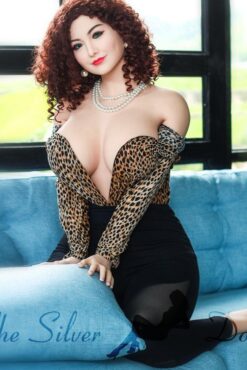 Arya sur son canapé