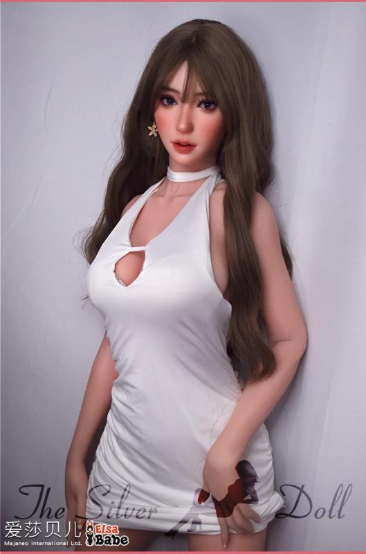 Amami Tomoko en robe blanche