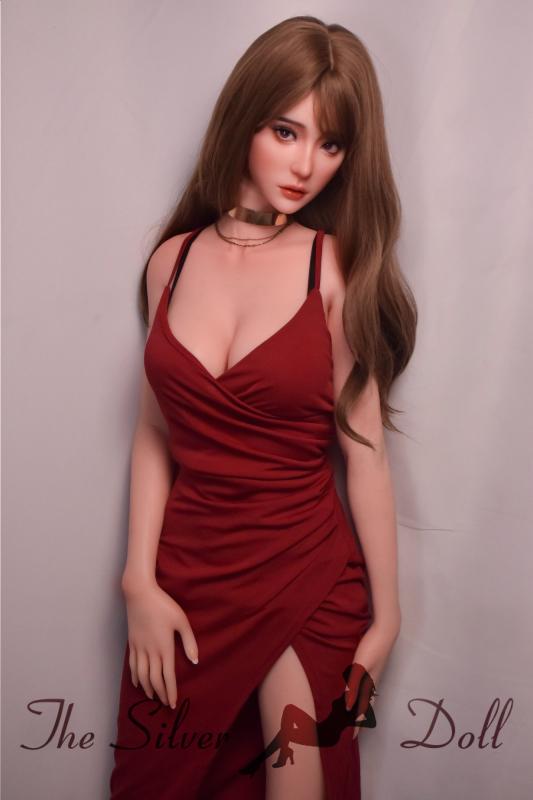 Eguchi Masami dans une robe rouge