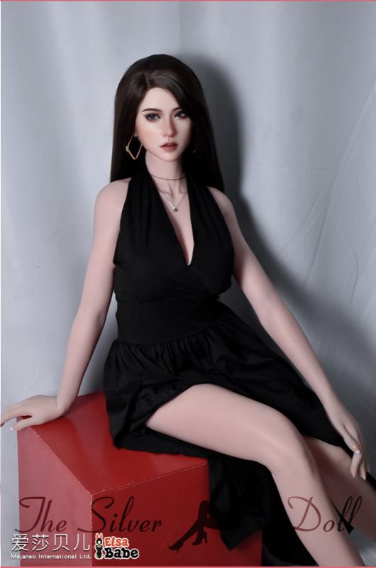 Iwai Yuzuki in black dress