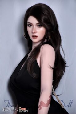 Iwai Yuzuki in black dress