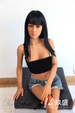 Amy con lunghi capelli neri