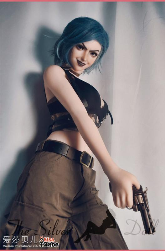 Kinsley Clark con pistola