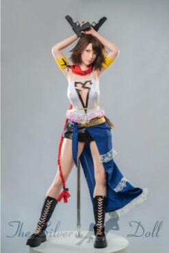 Yuna con una sciarpa rossa