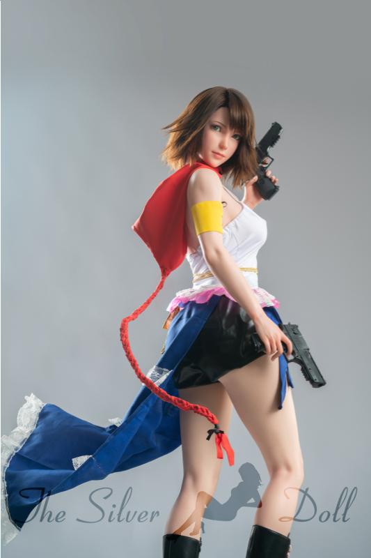 Yuna avec un foulard rouge