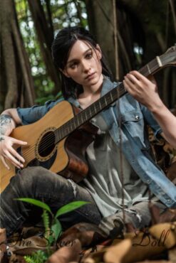 Ellie suona la chitarra nella foresta