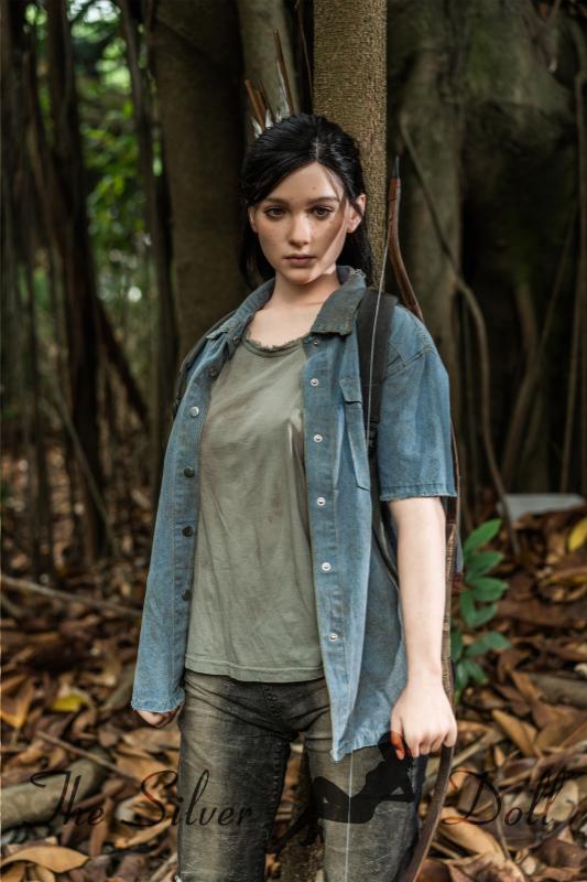 Ellie suona la chitarra nella foresta