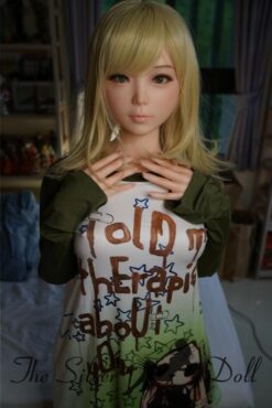 Akira blonde avec sa soeur jumelle