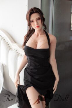 Julie dans une robe noire