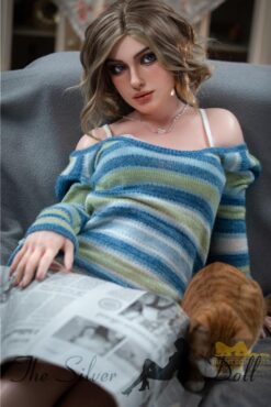 Luna si spoglia nuda sul divano