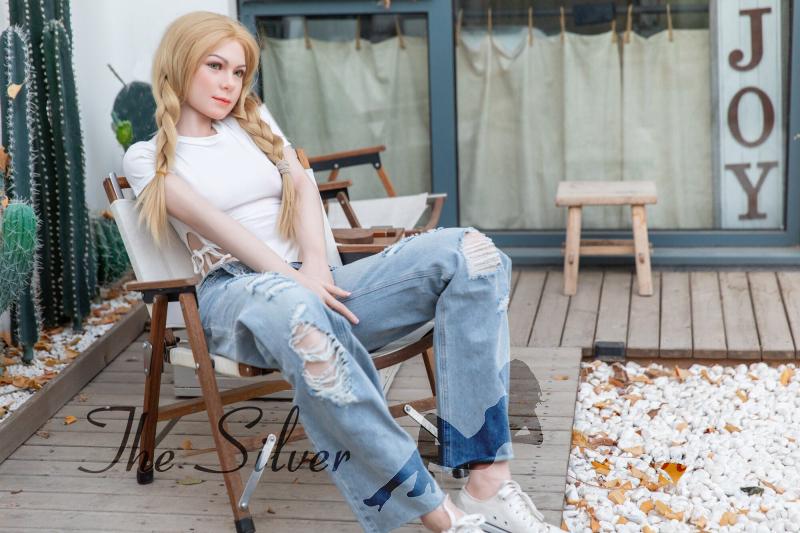 Imogen with ripped jeans