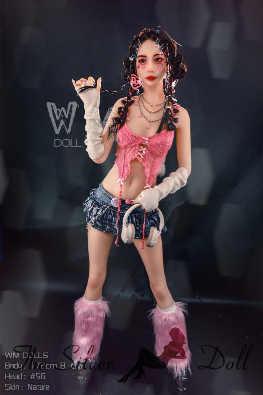 Alice con top rosa y minifalda