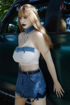 Elora desnuda junto a su coche