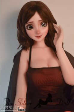 Jenny Miller dans une robe marron