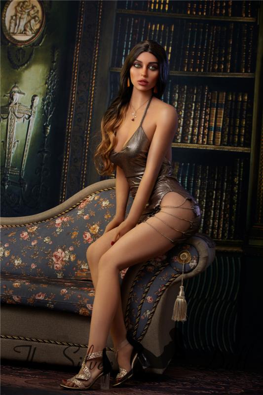 Natalia in un abito marrone lucido