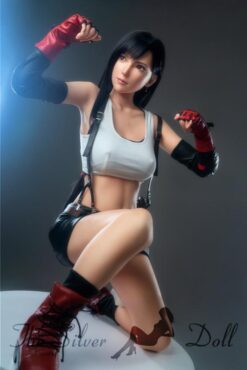 Tifa con minifalda negra y top blanco