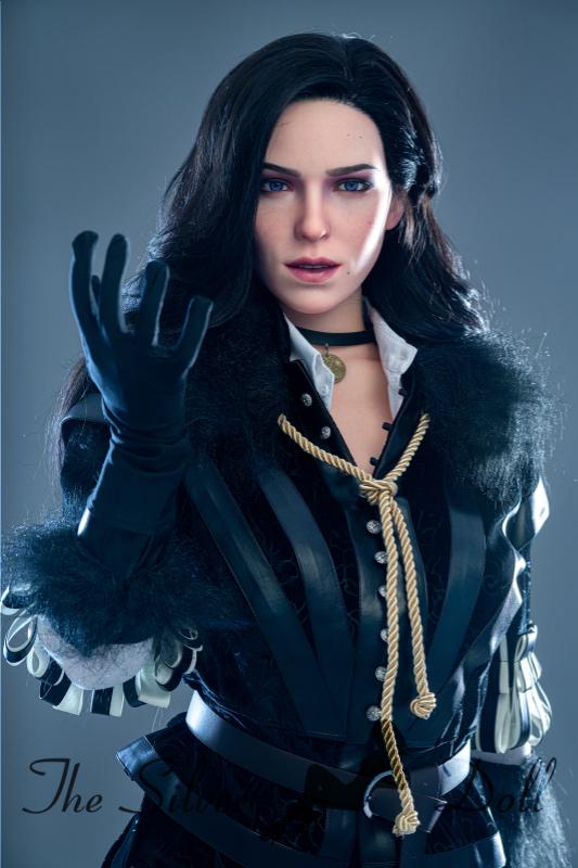 Yennefer in black uniform
