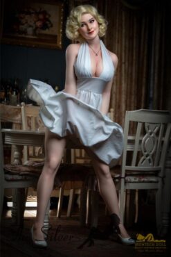 Carmel in vestito bianco