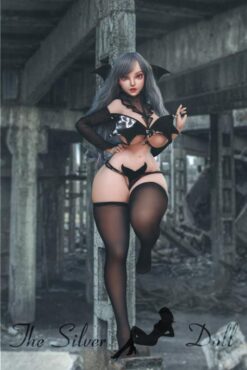 Curvy Kaya dans une tenue sexy sur le thème des chauves-souris