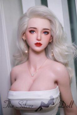 Stella con el pelo largo y rubio