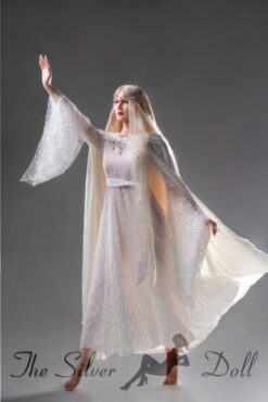 Christina en vestido blanco