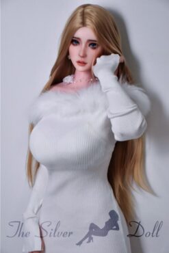 Eguchi Masami avec une robe blanche