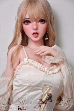 Hoshino Kanami con un vestito bianco