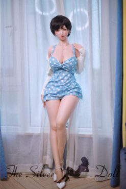 Nayuki con pelo negro corto