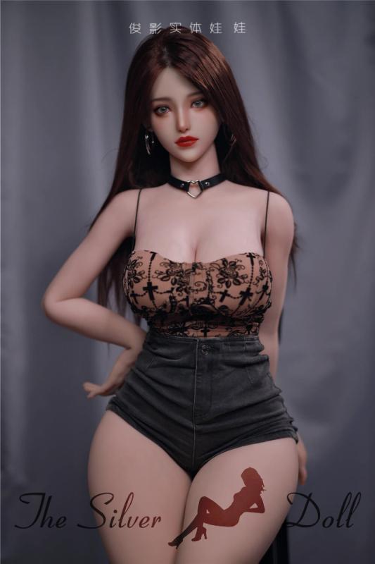 XingYue with long brown hair