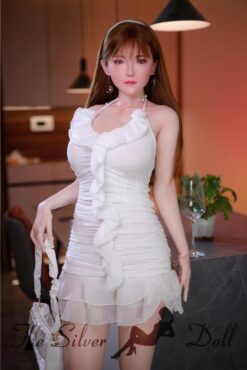 Ewan con un abito bianco