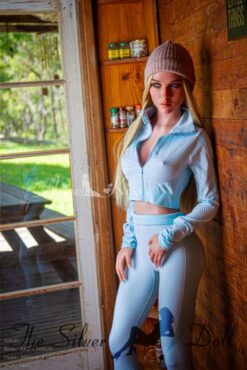 Maisy en tenue de sport bleue