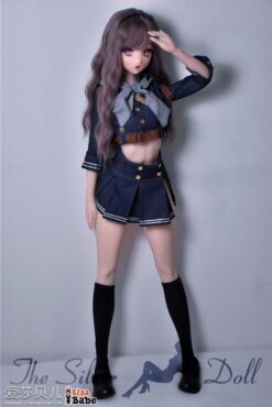 Nozomi Mogami avec un pistolet