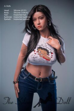 Rosie in top bianco e jeans