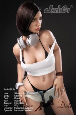 Loni in top bianco e hotpants