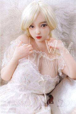 Eleanora rubia en vestido blanco