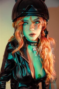 Anna motociclista pelirroja