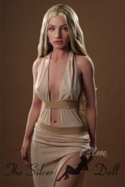 Sola bionda in abito beige