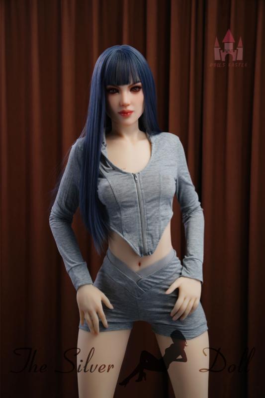 Tanya veste di grigio