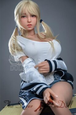 Hoshi con ropa informal