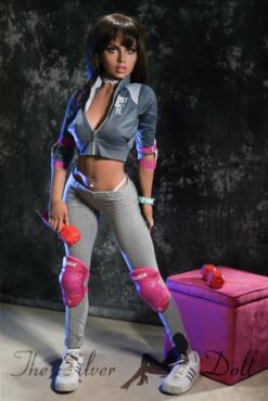 Rania si spoglia nuda in palestra