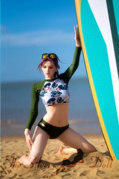 Amina con su tabla de surf en la playa