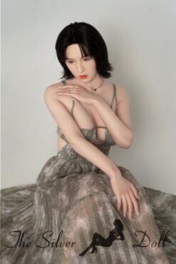 Joyce en vestido gris