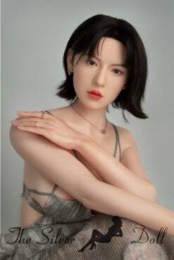 Joyce en vestido gris