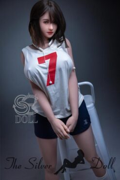 Mio morena en top blanco y minishorts