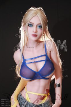 Meilin blonde in gray jeans